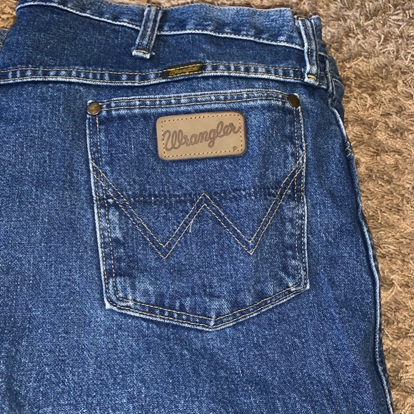 Lightly used George Strait wrangler jeans 42 30 - Picture 4 of 4